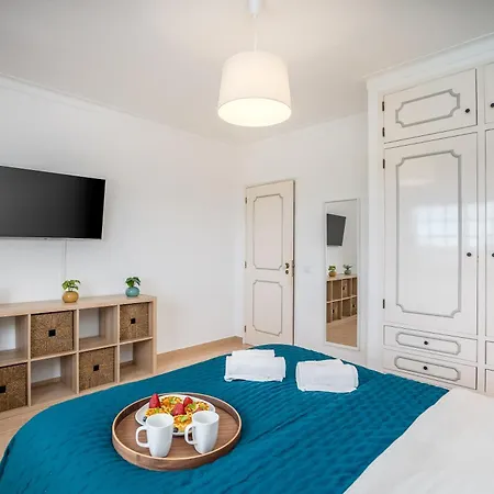 Host Wise - Sunny Spacious House - Terrace & Free Parking *