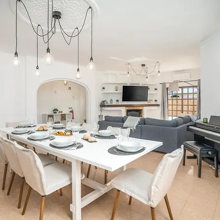 Host Wise - Sunny Spacious House - Terrace & Free Parking * ラゴア