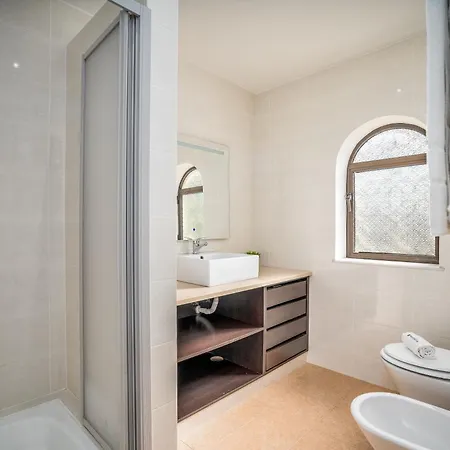 Host Wise - Sunny Spacious House - Terrace & Free Parking ヴィラ