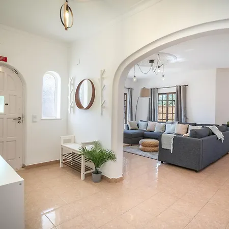 Host Wise - Sunny Spacious House - Terrace & Free Parking ラゴア