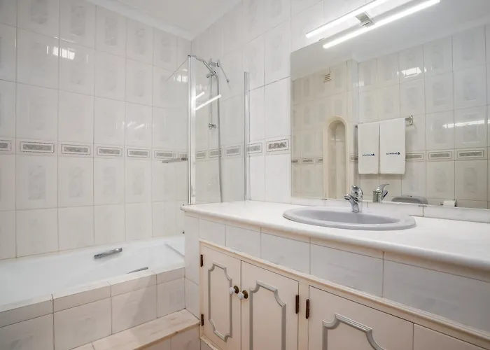 Host Wise - Sunny Spacious House - Terrace & Free Parking *