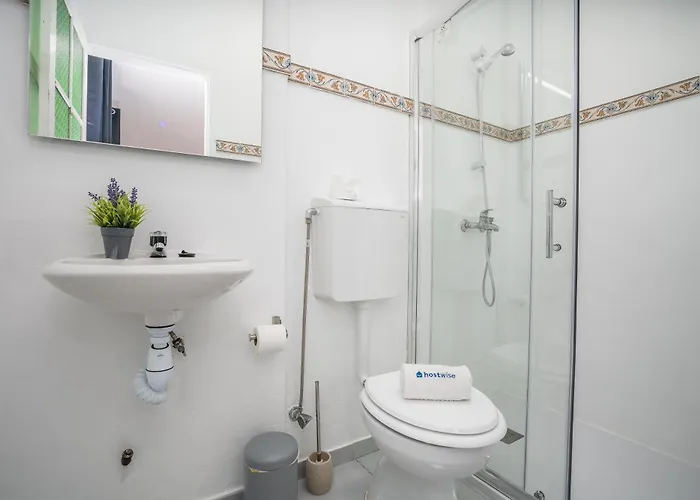 Host Wise - Sunny Spacious House - Terrace & Free Parking *