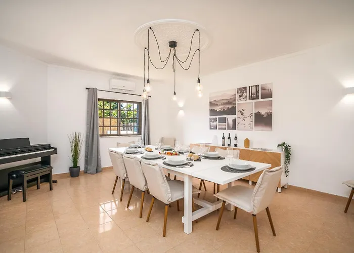 Villa Host Wise - Sunny Spacious House - Terrace & Free Parking Lagoa (Algarve)