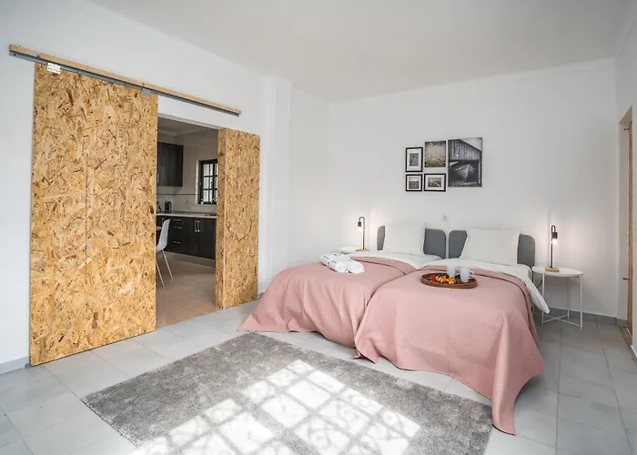 Host Wise - Sunny Spacious House - Terrace & Free Parking *
