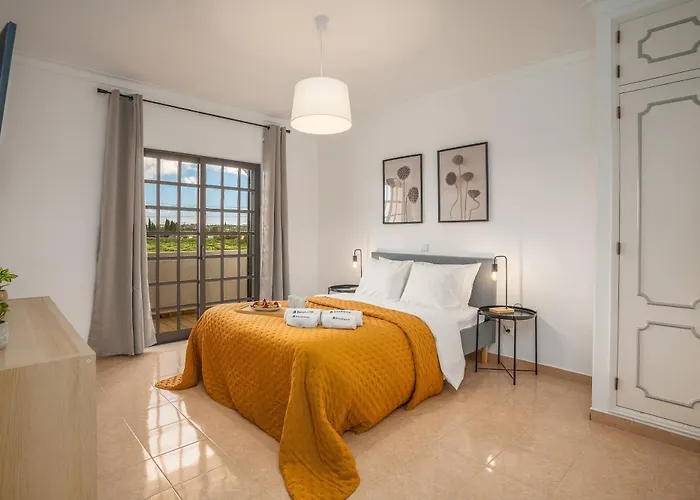 Host Wise - Sunny Spacious House - Terrace & Free Parking