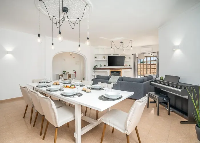 Host Wise - Sunny Spacious House - Terrace & Free Parking * Lagoa (Algarve)