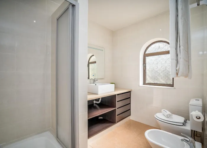 Host Wise - Sunny Spacious House - Terrace & Free Parking Villa
