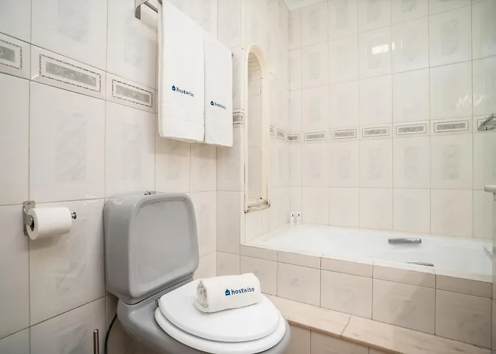 Host Wise - Sunny Spacious House - Terrace & Free Parking * Lagoa (Algarve)
