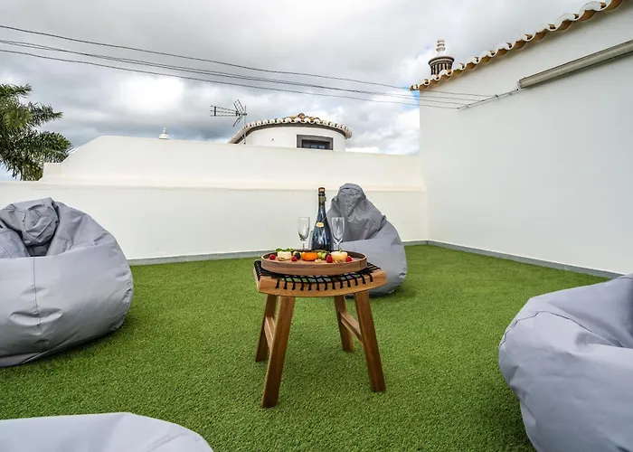 Villa Host Wise - Sunny Spacious House - Terrace & Free Parking