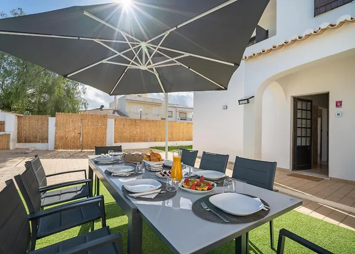 Villa Host Wise - Sunny Spacious House - Terrace & Free Parking Lagoa (Algarve)