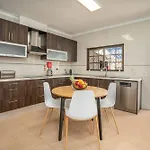 Host Wise - Sunny Spacious House - Terrace & Free Parking וילה לגואה