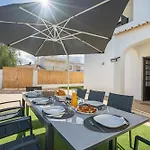 וילה Host Wise - Sunny Spacious House - Terrace & Free Parking לגואה