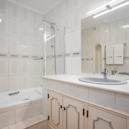 Host Wise - Sunny Spacious House - Terrace & Free Parking *