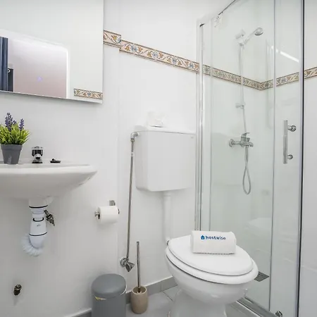 Host Wise - Sunny Spacious House - Terrace & Free Parking *