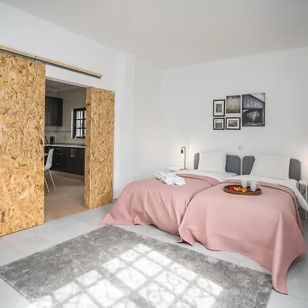 Host Wise - Sunny Spacious House - Terrace & Free Parking *