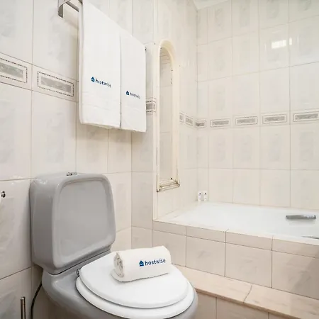 Host Wise - Sunny Spacious House - Terrace & Free Parking * Lagoa (Algarve)