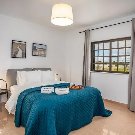 Villa Host Wise - Sunny Spacious House - Terrace & Free Parking *