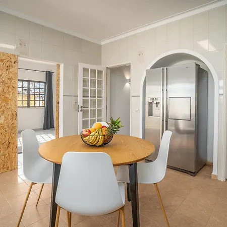 Host Wise - Sunny Spacious House - Terrace & Free Parking Villa *