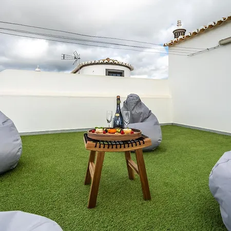 Villa Host Wise - Sunny Spacious House - Terrace & Free Parking