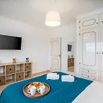 Host Wise - Sunny Spacious House - Terrace & Free Parking *