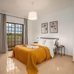 Host Wise - Sunny Spacious House - Terrace & Free Parking