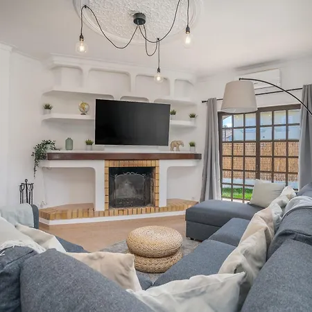 Vila Host Wise - Sunny Spacious House - Terrace & Free Parking *