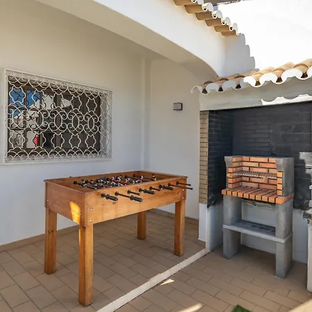 Host Wise - Sunny Spacious House - Terrace & Free Parking Vila